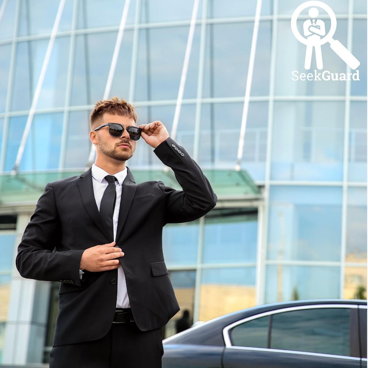 Agent de sécurité ajustant sa veste près de son véhicule dans une rue urbaine.